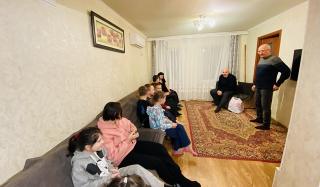 Олег Азаров лично поздравил многодетную семью с Новогодними праздниками