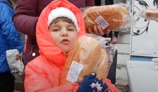 Жители Константиновки получили бесплатный хлеб от благотворителей