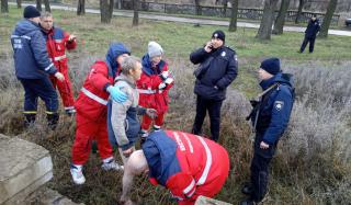 В Константиновке спасатели вытащили мужчину, упавшего в подземное сооружение