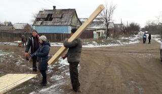 Жатели Константиновки, дома которых пострадали от обстрелов получили строительные материалы Жатели Константиновки, дома которых пострадали от обстрелов получили строительные материалы