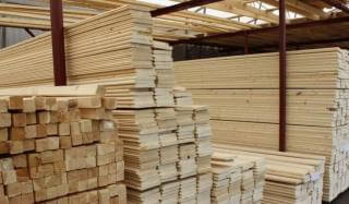 Відмінності між дошкою і брусом: який матеріал обрати для будівельного проекту?