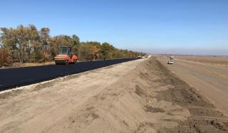 На трассе Мирноград - Константиновка уложили 1 километр асфальтобетонной смеси На трассе Мирноград - Константиновка уложили 1 километр асфальтобетонной смеси