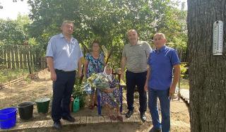 Олег Азаров поздравил жительницу Константиновки с 100-летним юбилеем Олег Азаров поздравил жительницу Константиновки с 100-летним юбилеем