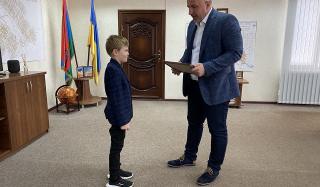 Городской голова наградил ученика 2-го класса дипломом за участие в конкурсе стихов