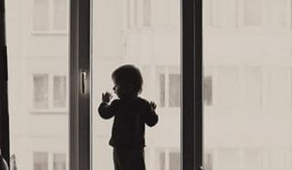 В Константиновке двухлетний ребенок выпал из окна многоэтажки