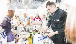 Шеф-повар Сергей Видулин учит жителей Донбасса готовить блюда средиземноморской и азиатской кухни Шеф-повар Сергей Видулин учит жителей Донбасса готовить блюда средиземноморской и азиатской кухни