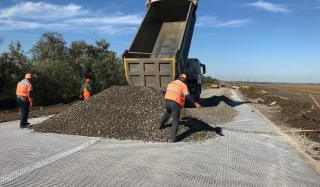 Трассу между Константиновкой и Мирноградом ремонтируют с помощью современных технологий