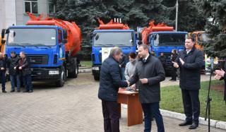 Константиновке подарили технику для транспортировки отходов Константиновке подарили технику для транспортировки отходов