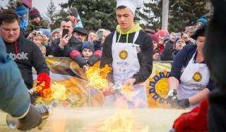 В Дружковке испечен гигантский блин и установлен рекорд Украины В Дружковке испечен гигантский блин и установлен рекорд Украины