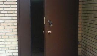 В Константиновке двери на подъездах многоэтажек