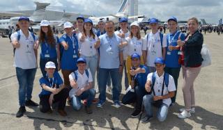 Борис Колесников со школьниками Донбасса посетил крупнейший авиасалон во Франции