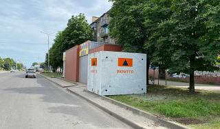 В Константиновке продолжаются работы по обустройству укрытий на остановках