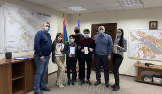 Олег Азаров вручил ключи от квартир детям-сиротам и многодетной семье Олег Азаров вручил ключи от квартир детям-сиротам и многодетной семье