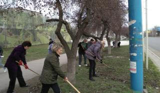 Сотрудники Дворца культуры и досуга привели в порядок территорию возле Дома культуры Сотрудники Дворца культуры и досуга привели в порядок территорию возле Дома культуры