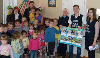 В Константиновке лиговцы для малышей из детского сада устроили театральную постановку