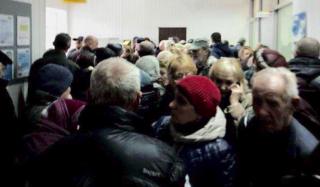 В Ощадбанке Константиновки образовалась очередь из более 300 переселенцев