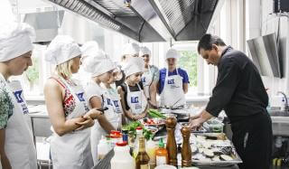 В Школе поварского искусства делятся секретами знаменитые шеф-повара. В Школе поварского искусства делятся секретами знаменитые шеф-повара.