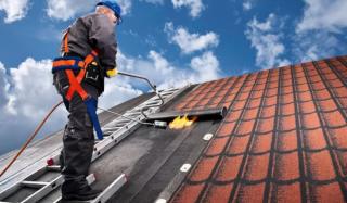 Кровельные работы должны выполняться профессионалами Кровельные работы должны выполняться профессионалами