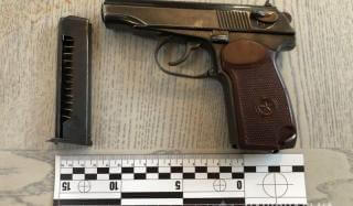 В Константиновке посетитель кафе ходил с пистолетом, похищенным боевиками в милиции В Константиновке посетитель кафе ходил с пистолетом, похищенным боевиками в милиции