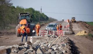 На отрезке трассы Константиновка - Мирноград возобновились ремонтные работы На отрезке трассы Константиновка - Мирноград возобновились ремонтные работы