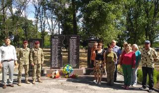 В Константиновке возложили цветы к памятному знаку погибшим участникам АТО В Константиновке возложили цветы к памятному знаку погибшим участникам АТОВ Константиновке возложили цветы к памятному знаку погибшим участникам АТО